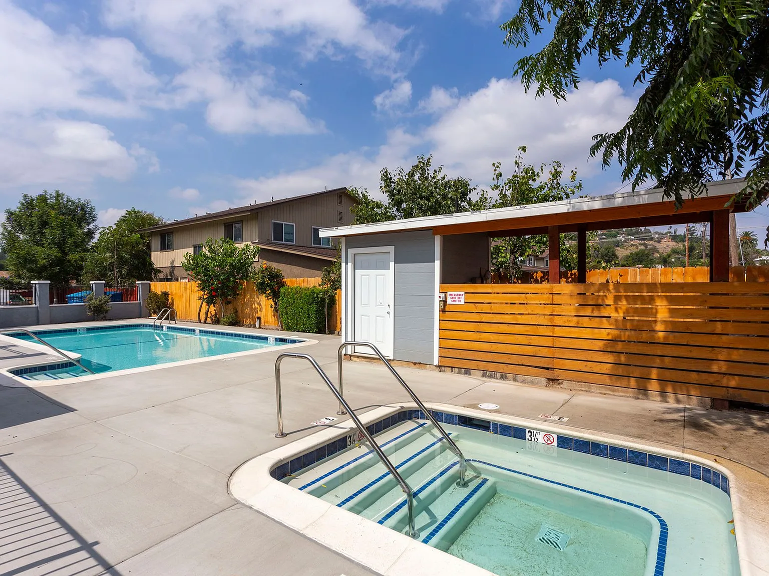 Oasis Apartments — Photo 1