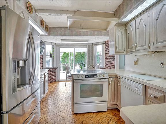 4th image of 30 Florgate Rd