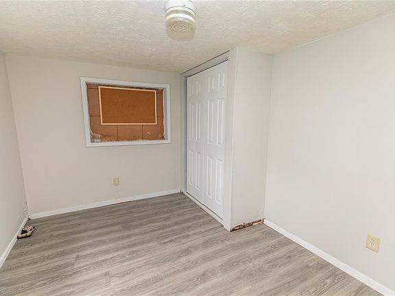 4th image of 1636 Squire St