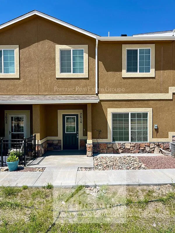 3 bed, 2.5 bath, 1606 sqft, $2,050 — Photo 2