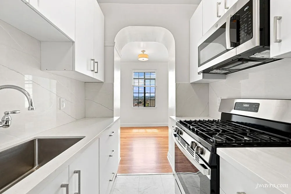 Bright Spacious Top Floor New Remodeled View Studio! — Photo 2