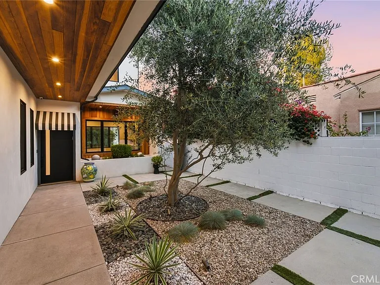 13135 Chandler Blvd — Photo 13