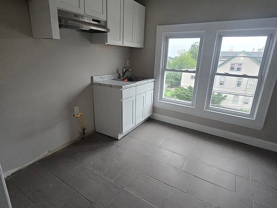 1st image of 78 Huntington Ter Floor 3