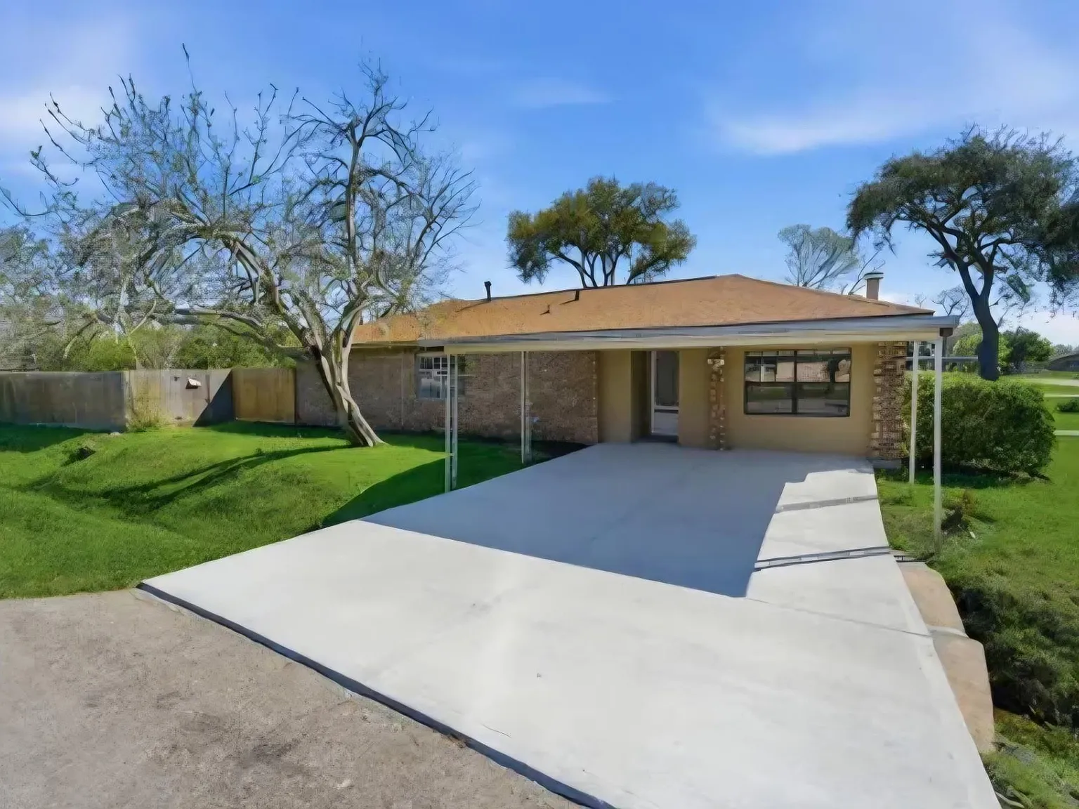 3 bed, 2.0 bath, 1216 sqft, $2,000 — Photo 1