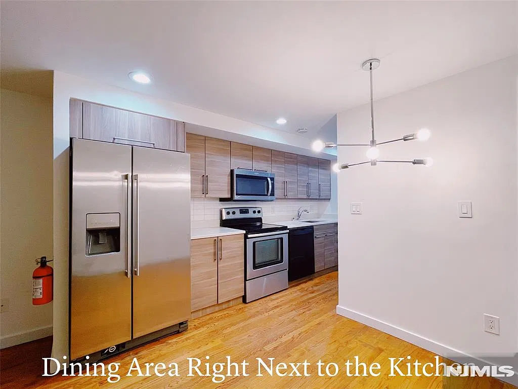 1 bed, 1.0 bath, $2,085 — Photo 4