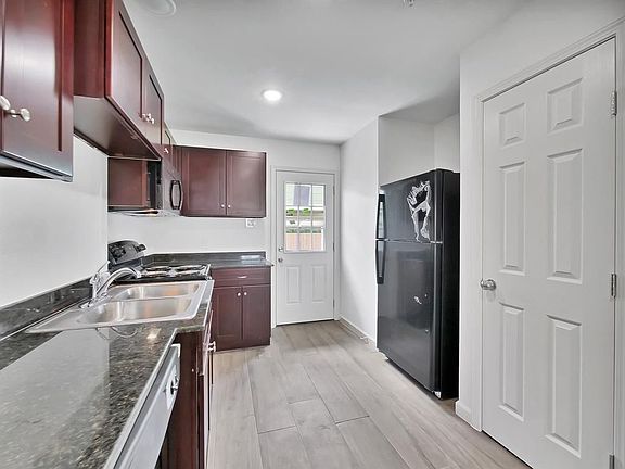 4th image of 214 Woodbridge Ln