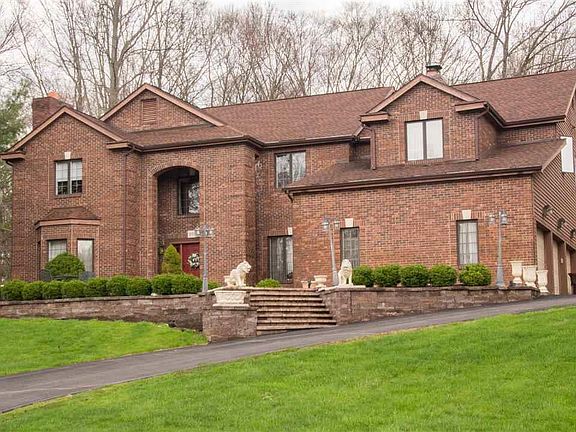 2nd image of 805 Huntington Ct