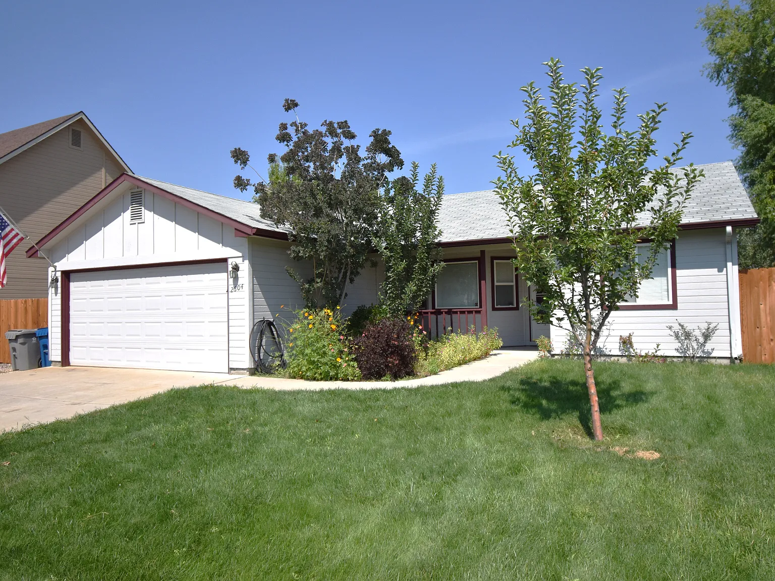 3 bed, 1094 sqft, $1,999 — Photo 2
