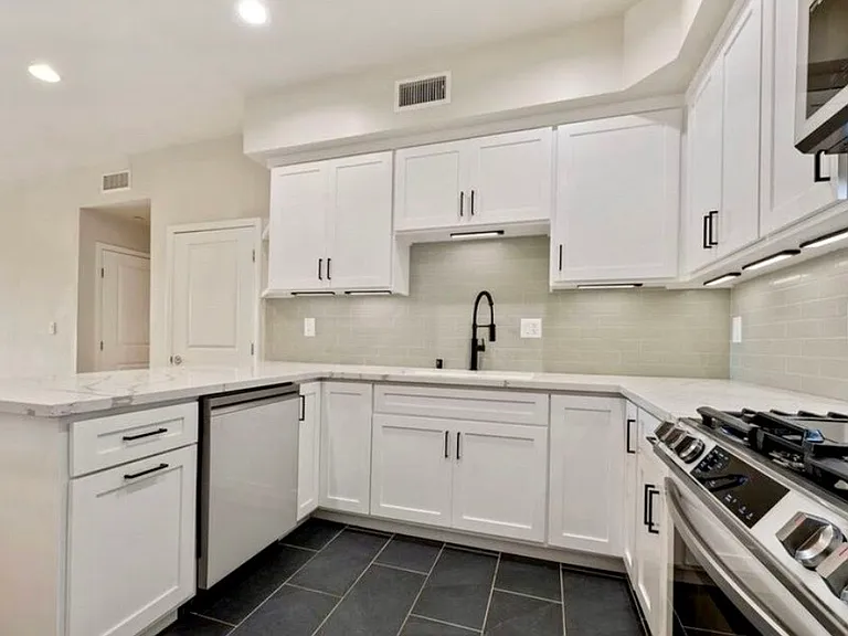 1235 Granville Ave #204 — Photo 3