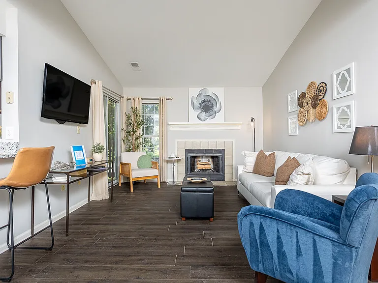 Lakeshore Apartments — Photo 7