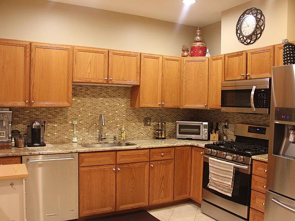 Kitchen (Granite Countertop & Stainless Steel appliances)