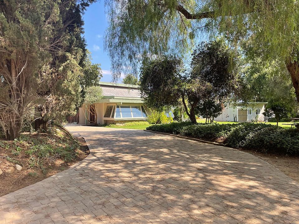Visitors first impression of this Ojai hidden sanctuary. Your entryway to the property is up a brand new asphalt driveway to the hilltop that transcends here to a wide driveway of stone pavers.