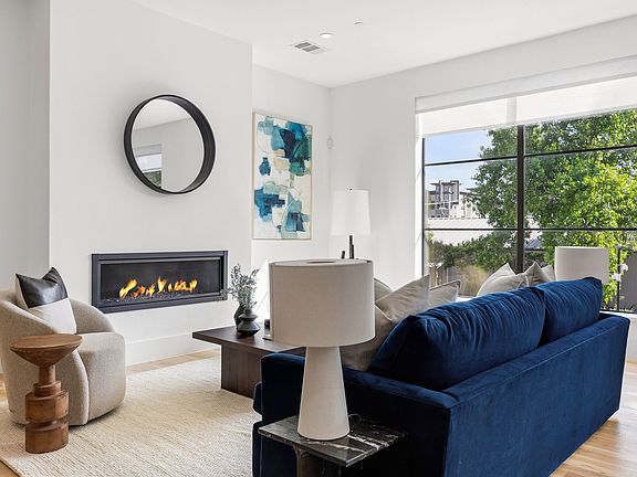 4th image of 2719 Reagan St #104
