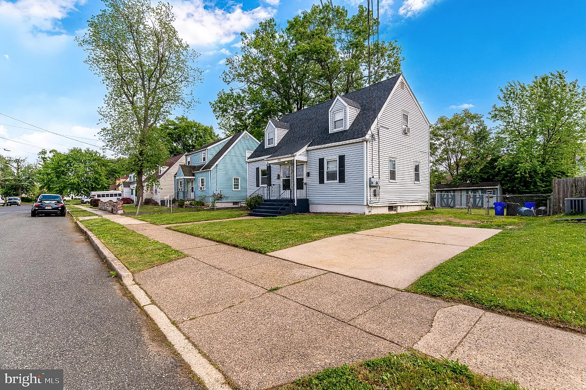 Building Photo - 1120 Howard Ave #A