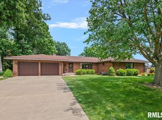 3 Forest Hill Dr, Jacksonville, IL 62650