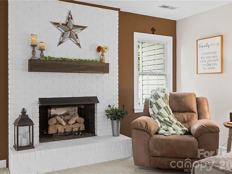 545 Adams Ct — Photo 12