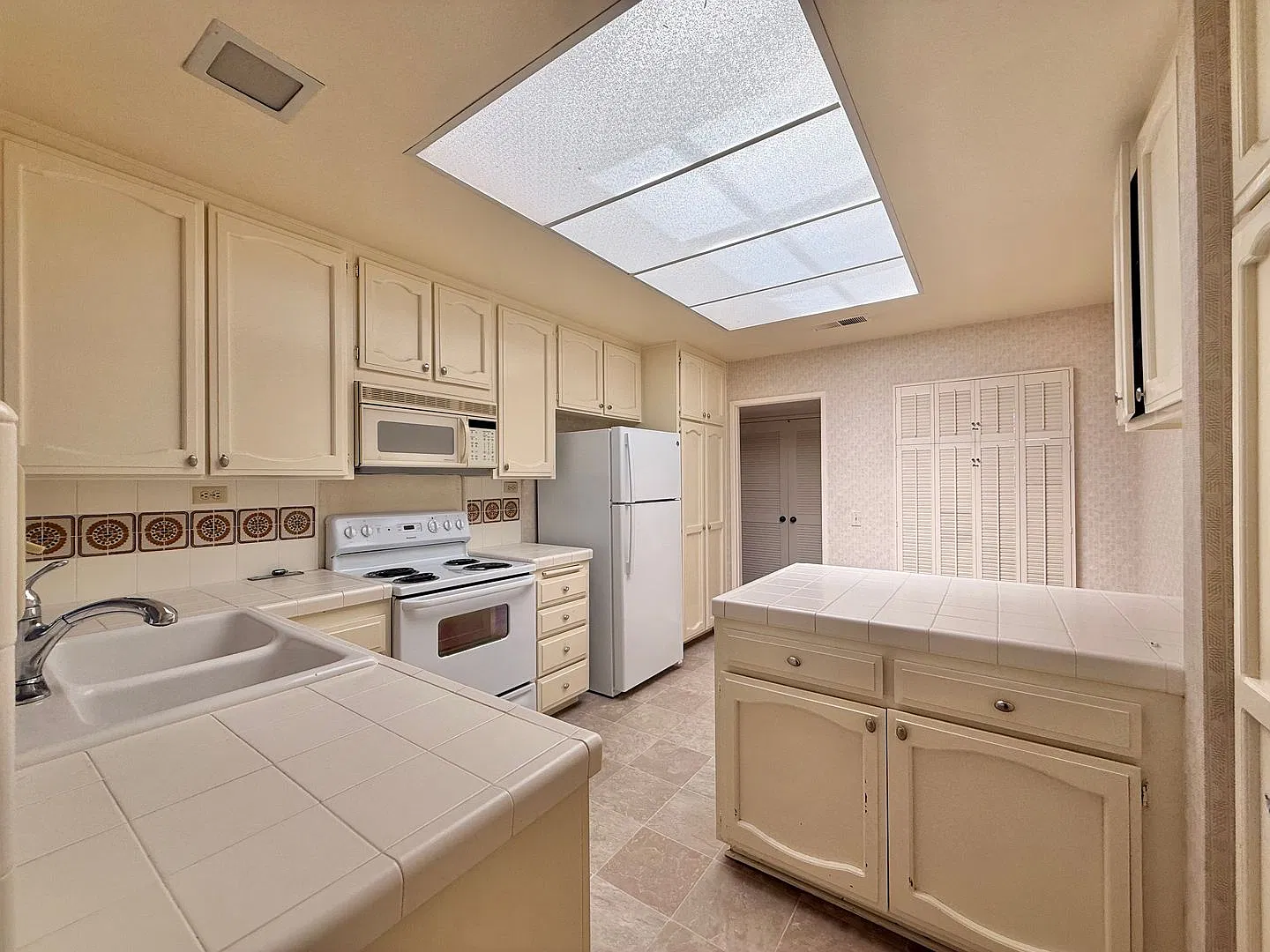 Lovely Single Story Home in Oaks North — Photo 1