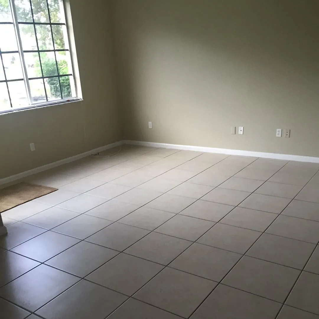Large Townhouse with Garage — Photo 3