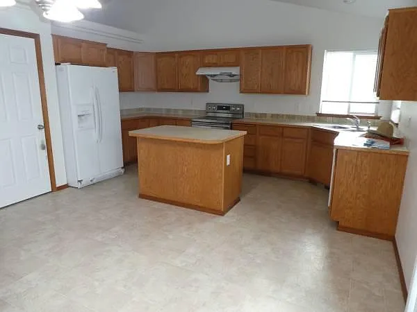 3 bed, 2.5 bath, 1877 sqft, $2,275 — Photo 2