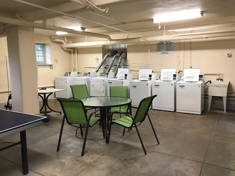 Fairfax Apartments — Photo 12