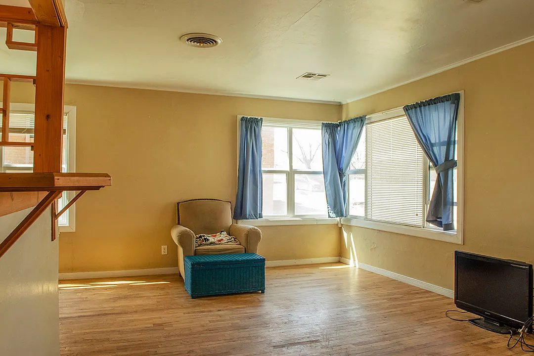 330 N Linden St — Photo 2