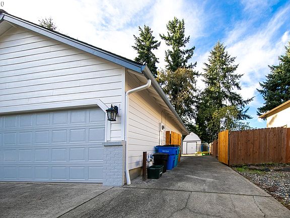 3rd image of 15910 NE 82nd St