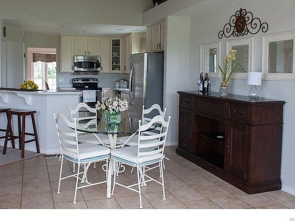 Kitchen and Eat-in Area for Casual Meals