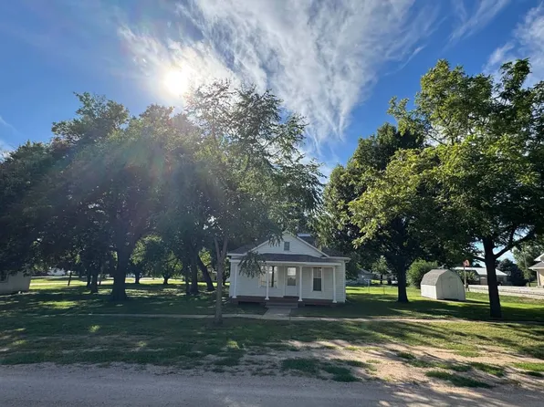 906 Q St, Neligh, NE 68756
