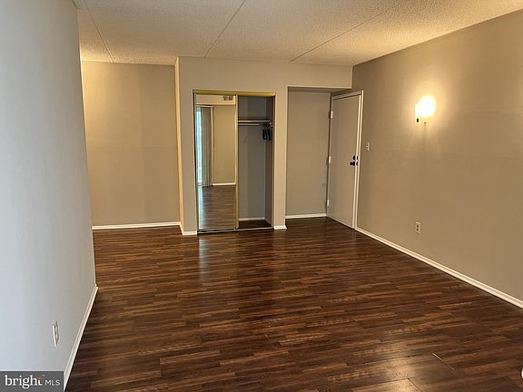 3rd image of 423 Governor House Cir