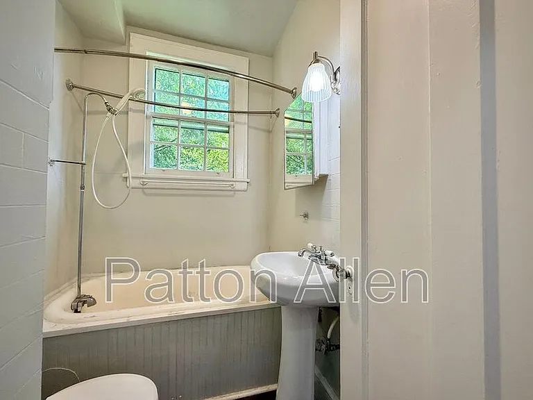 116 E Chestnut St #24 — Photo 17