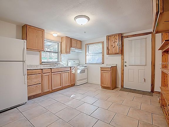 3rd image of 40608 Palm Dr
