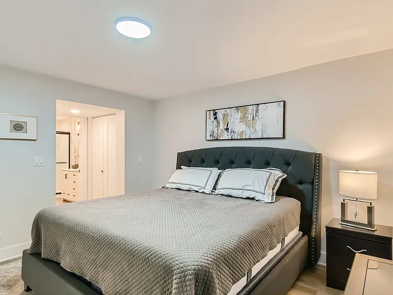 1351 W Balmoral Ave #G — Photo 12