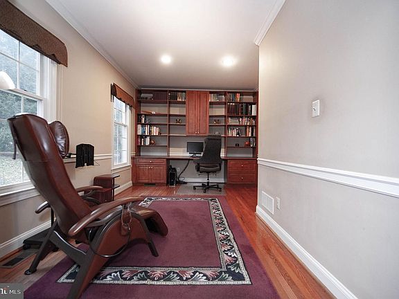3rd image of 930 Academy Ln