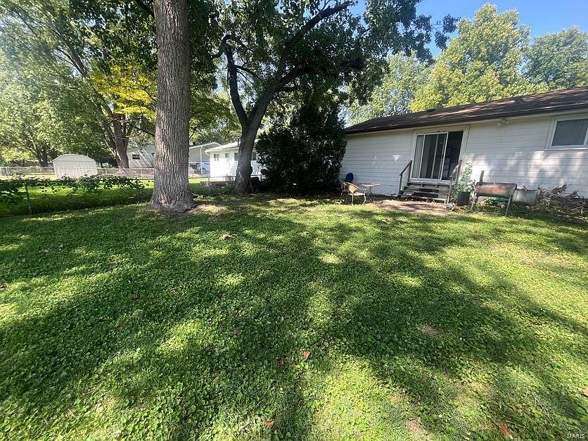 2nd image of 890 Lilac Dr