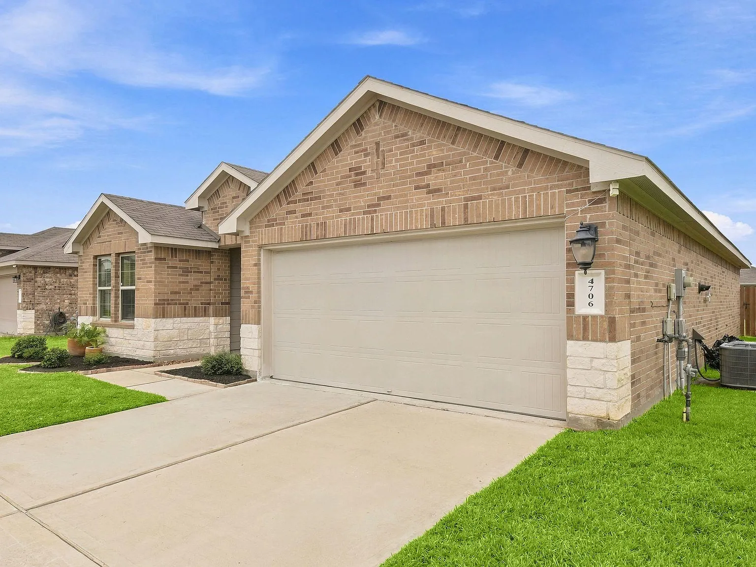 3 bed, 2.0 bath, 1587 sqft, $2,150 — Photo 4