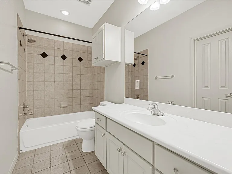 2414 Calumet St #B — Photo 25