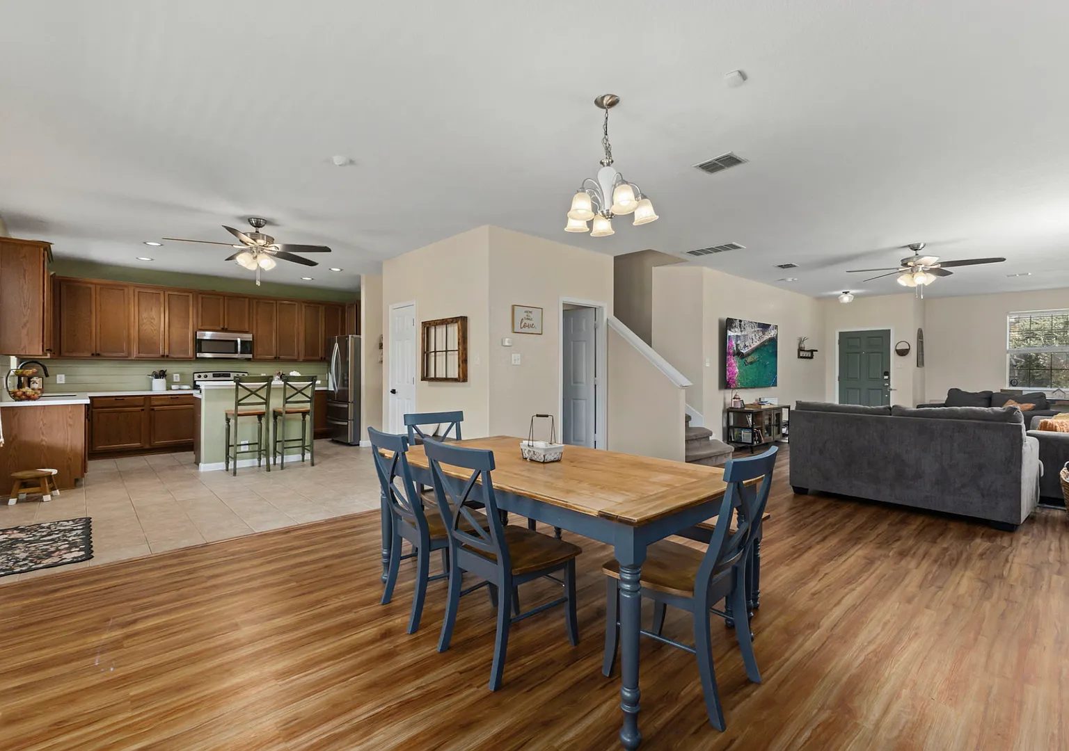 4 bed 2/1 bath Oversized corner lot and patio with extra large bonus loft space! — Photo 4