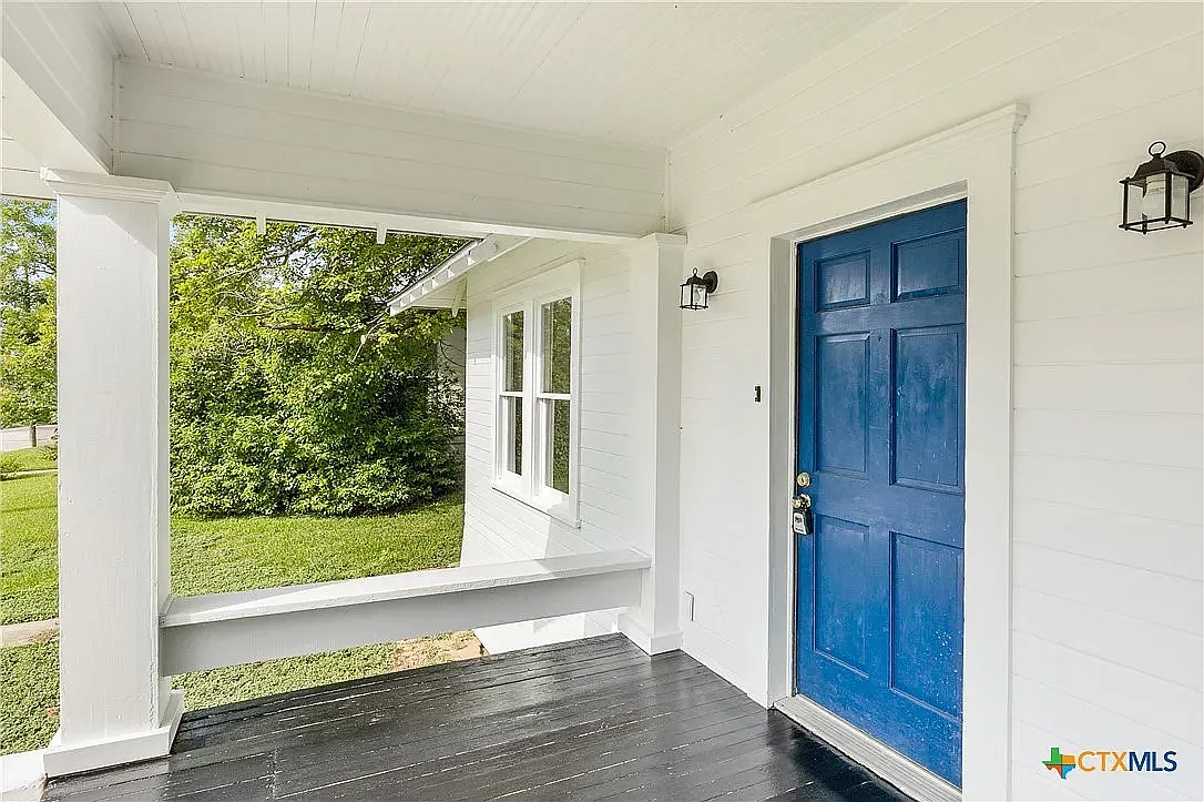 3 bed, 1852 sqft, $1,953 — Photo 2