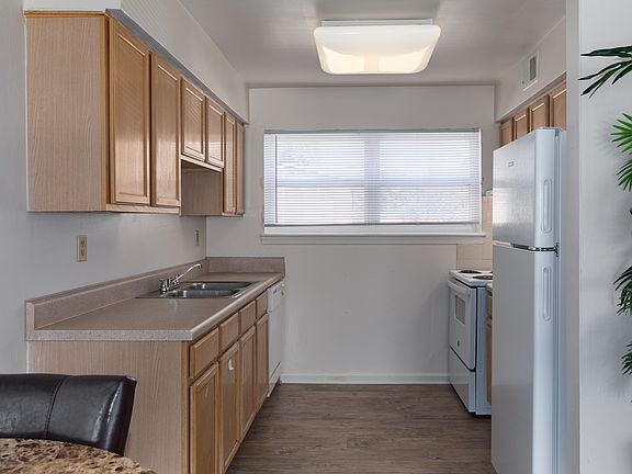 4th image of 600 Warwick Ave #3a697bbec