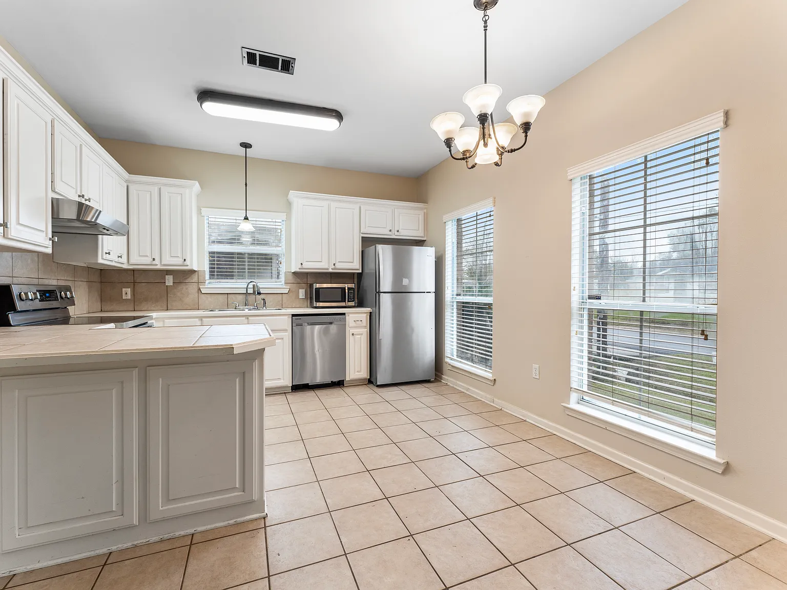 3 bed, 1272 sqft, $1,900 — Photo 4