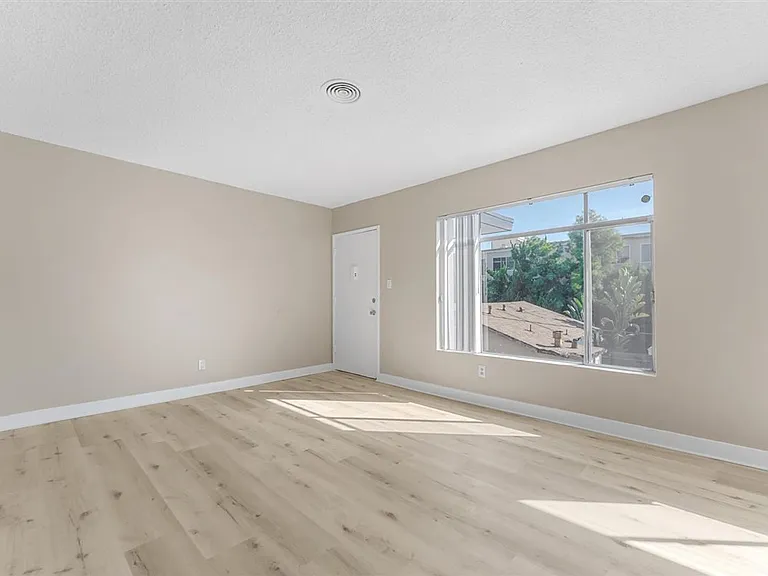 531 W Hyde Park Blvd #14 — Photo 2