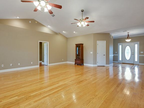 4th image of 1629 Shakespeare Dr