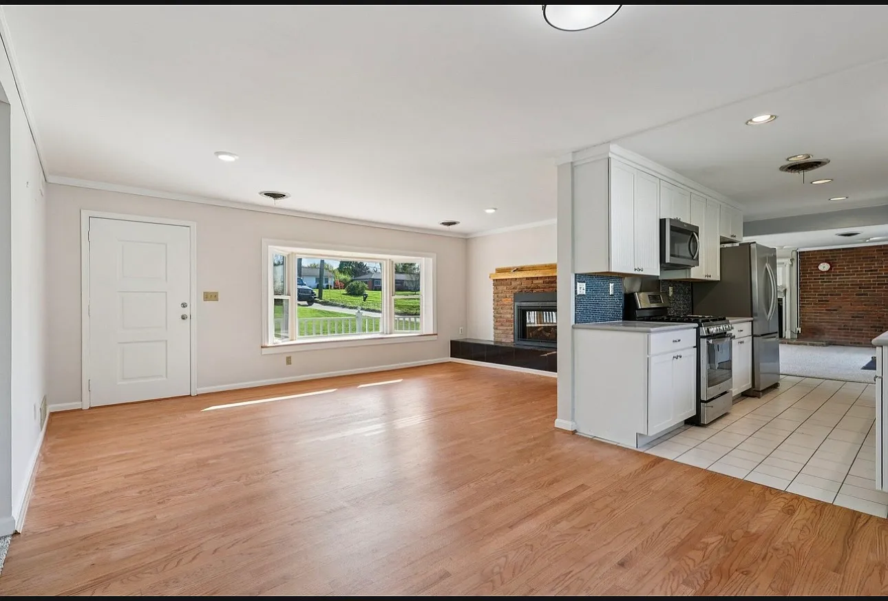 3 bed, 2100 sqft, $3,300 — Photo 3