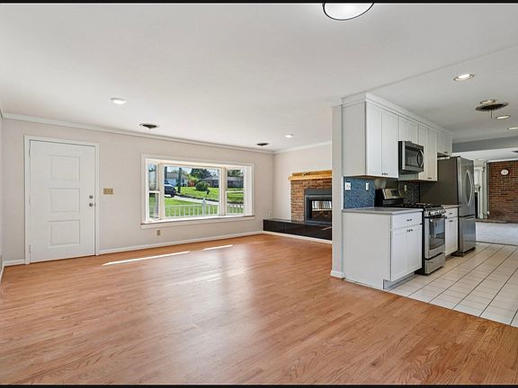 3rd image of 3025 Brookwood Dr