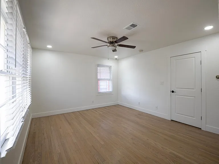 204 W 36th St #2 — Photo 27
