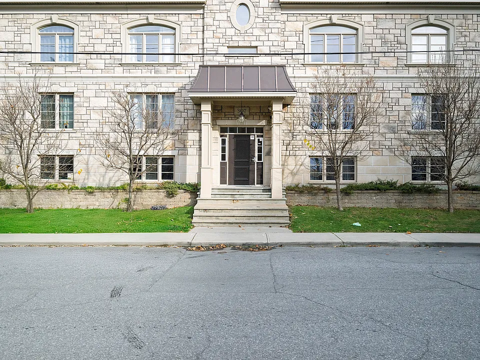 307 Lebreton St S