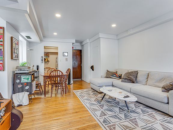 4th image of 2213 Green St APT B3