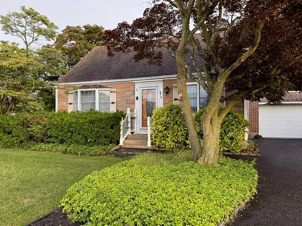 3584 Condor Rd, Levittown, NY 11756