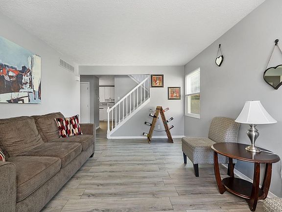 4th image of 7968 Bobtail Ct