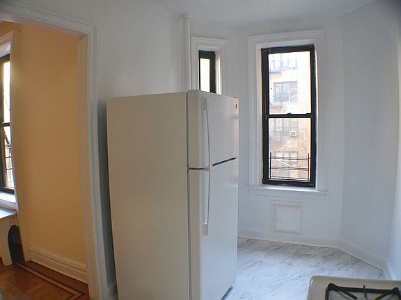 3rd image of 14430 35th Ave APT A33